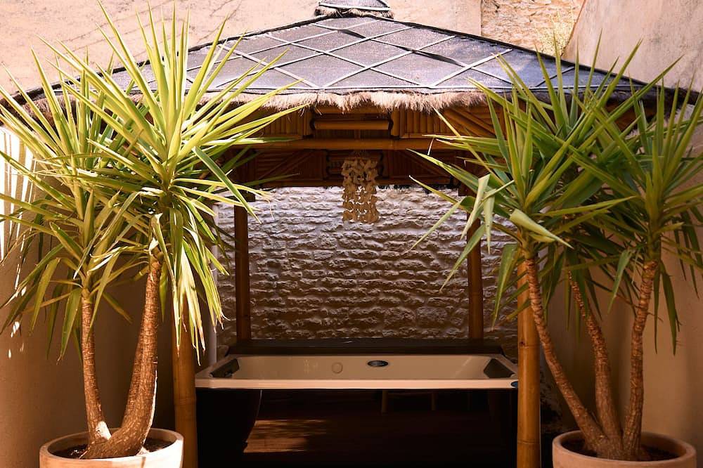 Appartement entier, Suite Bahia • Jacuzzi privé & climatisation au cœur du centre ville de Cognac in Cognac, Charente