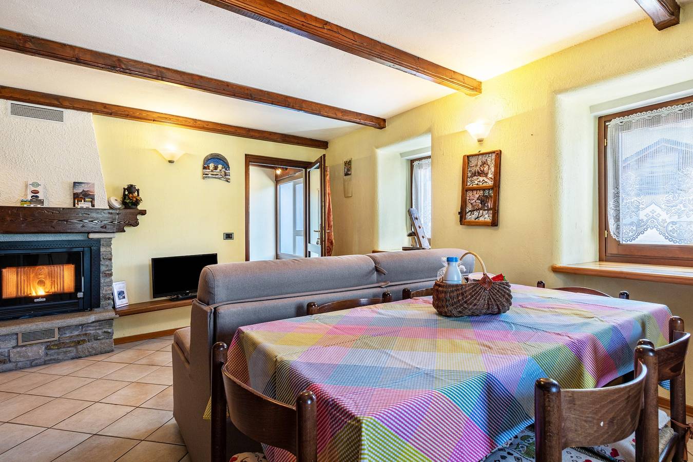 Casa Vacanze 'Lo Sondzo' con Vista Montagna, Terrazza in Comune e Wi-Fi in Petit Fenis, Comune di Nus