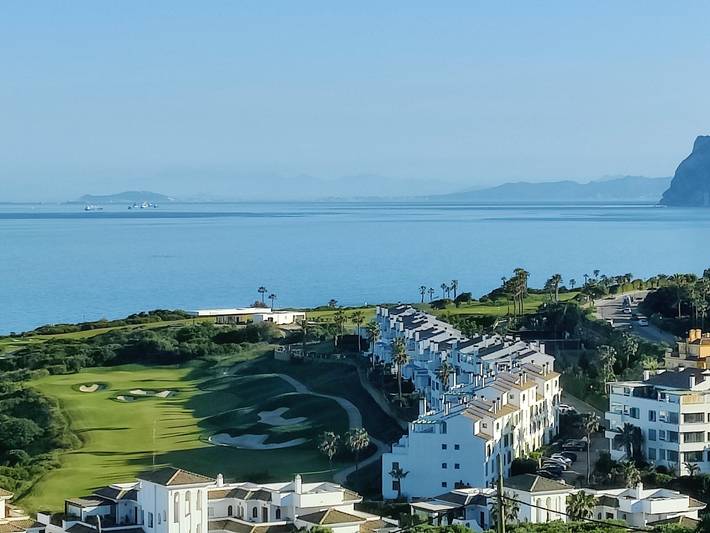 Entire apartment, 3 bedroom Penthouse in the Marina de la Alcaidesa with Great Views, Shared Pools, A/C & Wi-Fi in Playa de La Alcaidesa, San Roque