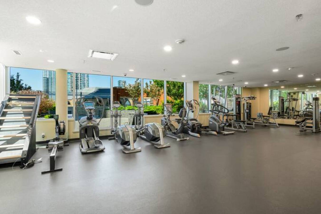 Entire apartment, Modern Dt Condo. Balcony. Parking. Gym. Hot Tub in Calgary, Canadian Rocky Mountains