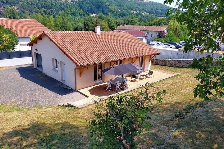 Location de vacances pour 6 personnes, avec jardin et terrasse à Brives-Charensac