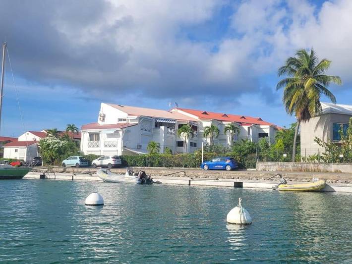 Gîte pour 4 personnes, avec vue ainsi que piscine et jardin, adapté aux familles dans Port De Saint Francois - 2
