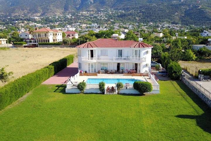 Villa for 14 people, with garden and balcony in Northern Cyprus