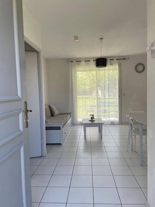 Gîte pour 4 personnes, avec vue sur le lac ainsi que jardin et piscine à Saint-Saturnin-lès-Avignon - 3