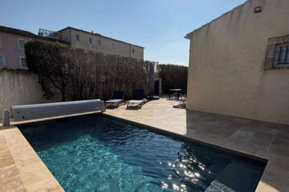 Magnificent villa with Jacuzzi, pétanque pool and large garden in Fourques, Nimes region