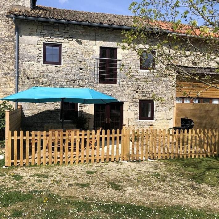 Location de vacances pour 6 personnes, avec Terrasse ainsi que Jardin et Piscine à Blanzay