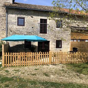 Gîte pour 6 personnes, avec jardin ainsi que terrasse et piscine à Blanzay