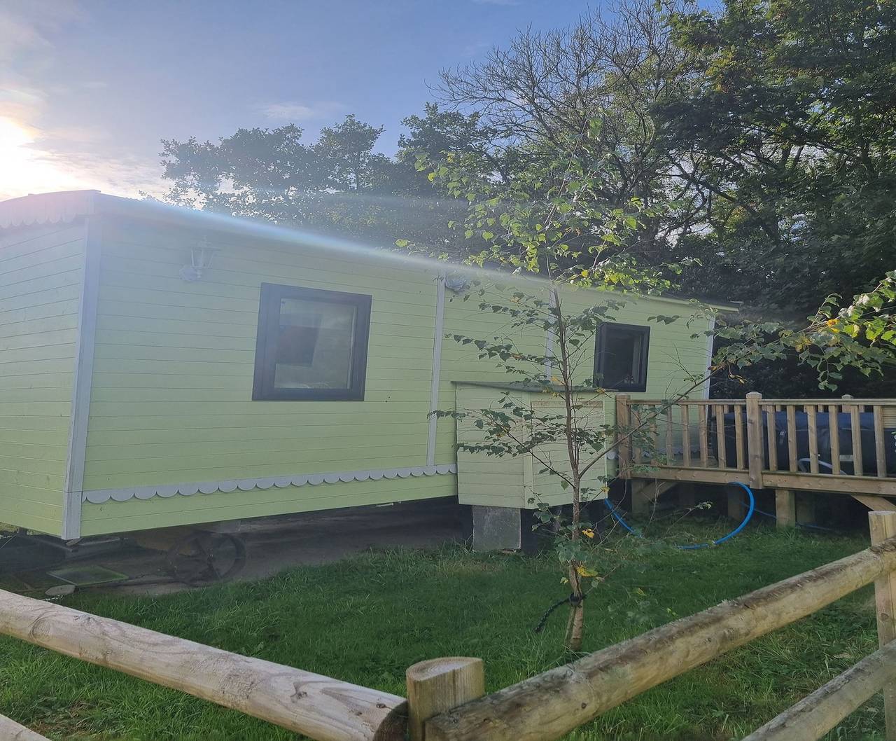 Glamping Hut - Sleeps 2, hot tub & parking in Powys