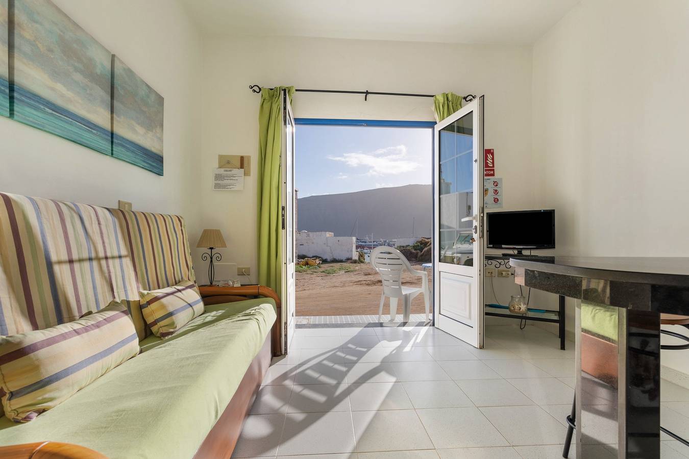 Holiday Home "El Sombrerito 1" with Sea View & Wi-Fi in La Graciosa, Parque Natural Archipiélago Chinijo