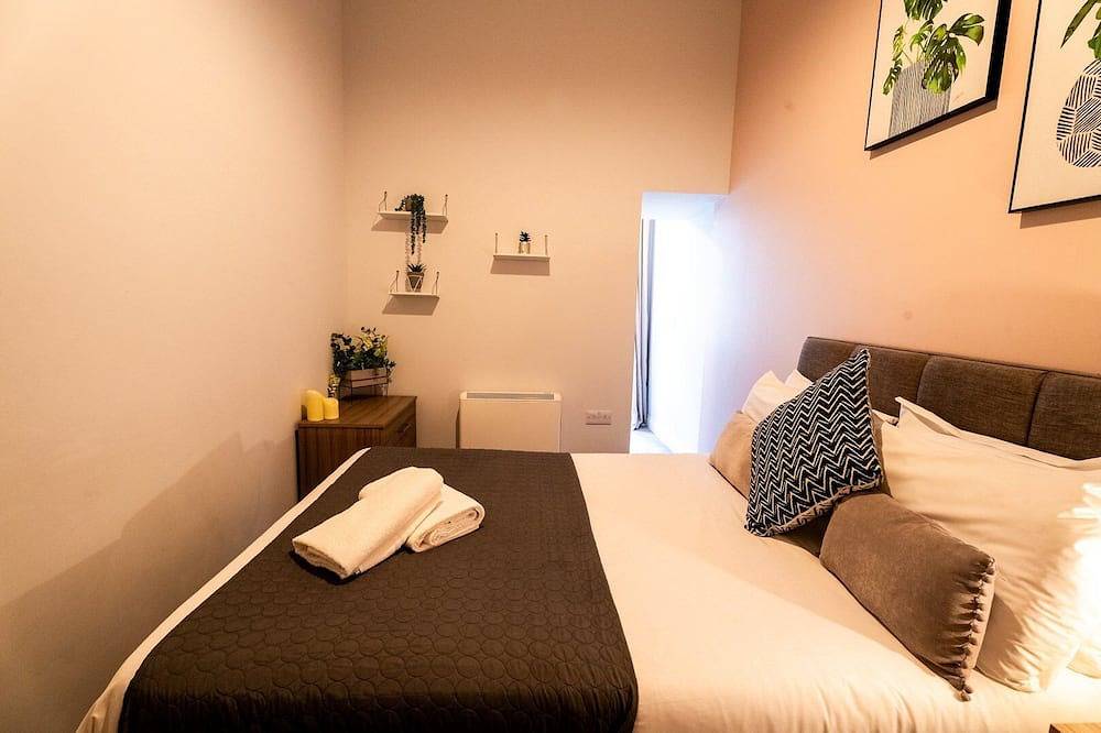 Entire apartment, Cohost Partners Serene Chapel Retreat King Bed Sleeps 4 in Swansea, Swansea region