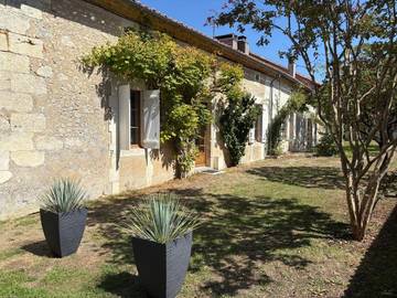 Location de vacances pour 13 personnes, avec jardin ainsi que vue et piscine à Festalemps