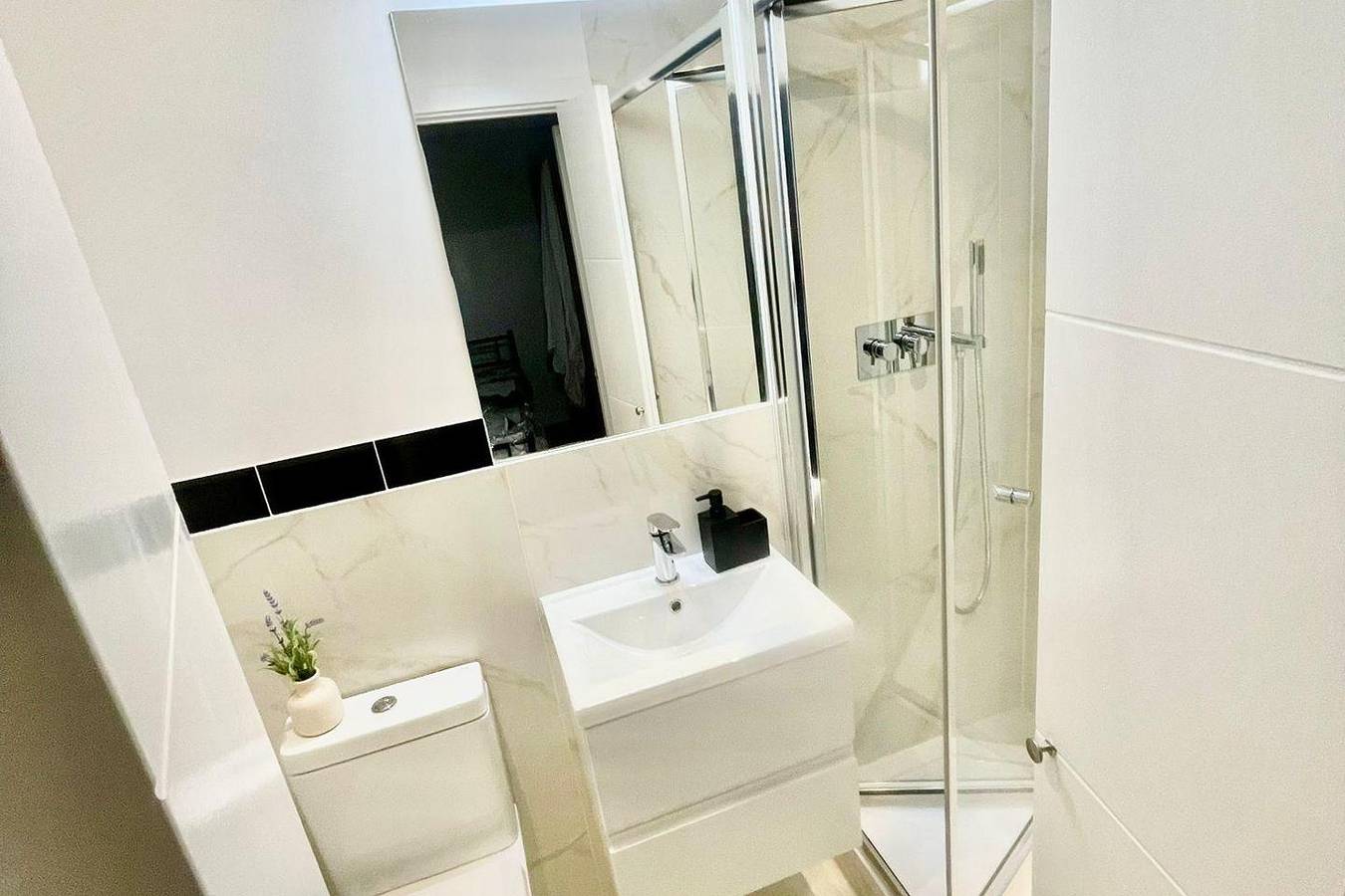 Entire holiday apartment, 3 Bed Flat - Sleeps 6 - Parking - Wifi in King's Hedges Ward, Cambridge