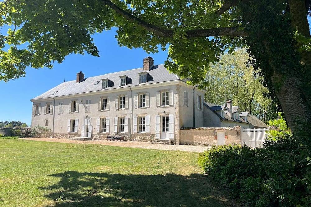 Grande maison familiale au milieu d'un parc à proximité d'Orléans in Mardié, Vallée de la Loire