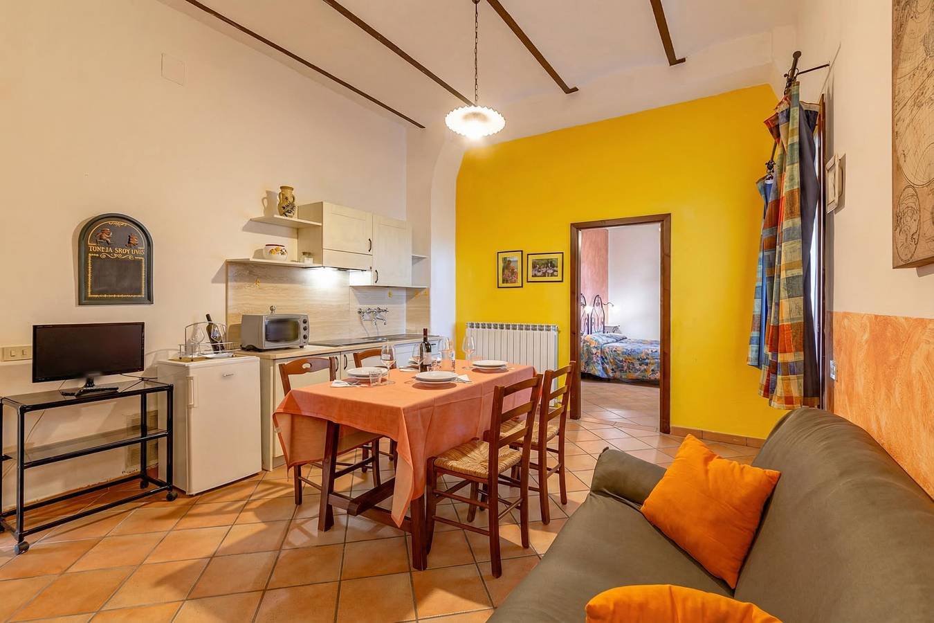 Ganze Wohnung, Poppy apt with shared pool in Castiglione del Lago, Lago Trasimeno