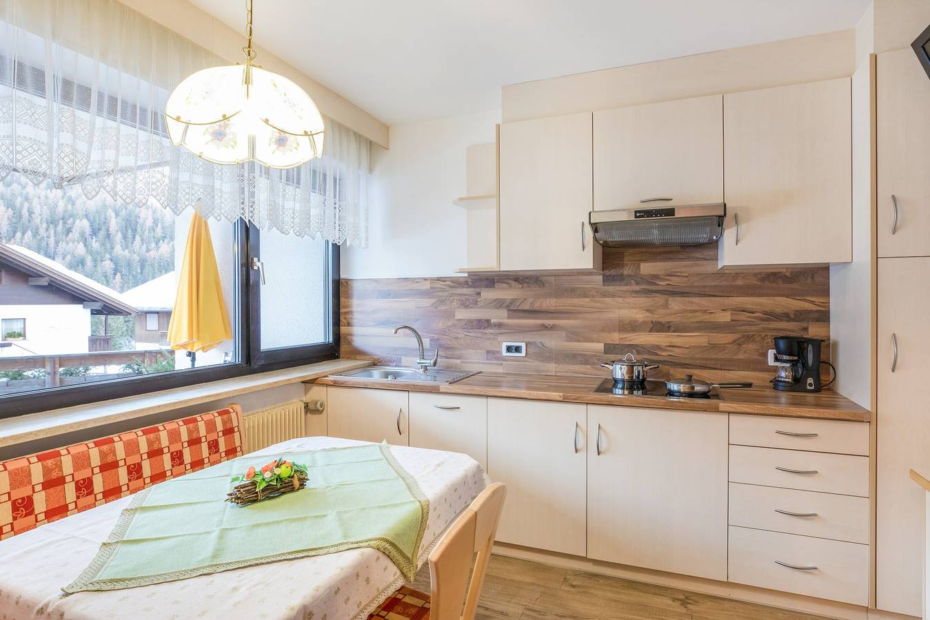 Appartement entier, Rustic Apartment near Ski Areas with Wi-Fi, Garden and Terrace in Colfosco, Corvara in Badia