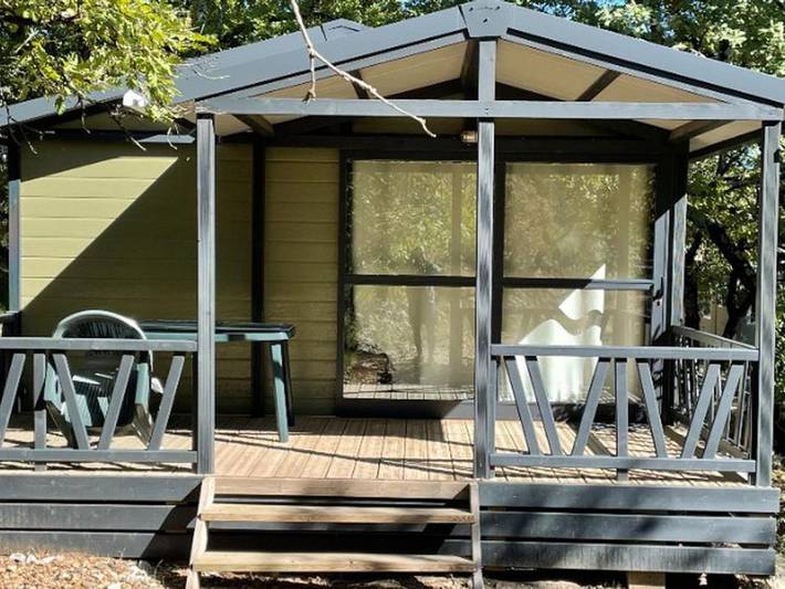 Camping pour 5 personnes, avec terrasse et piscine