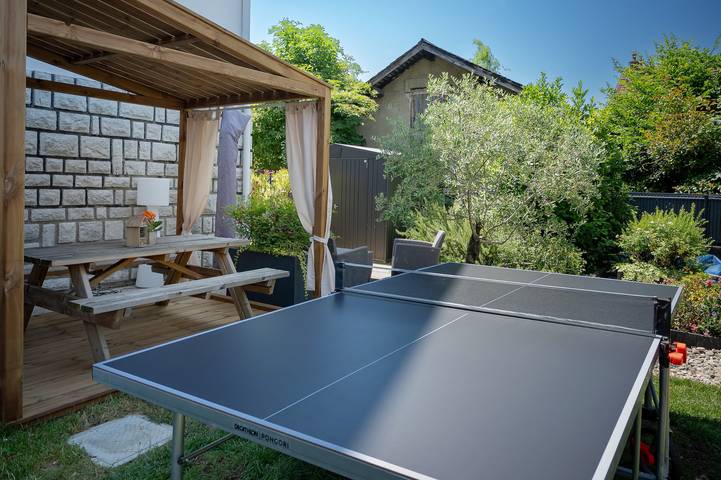 Apartamento entero, Casa de huéspedes 'La Suite Des Sommets' con piscina compartida, terraza y aire acondicionado in Barberaz, Chambéry region