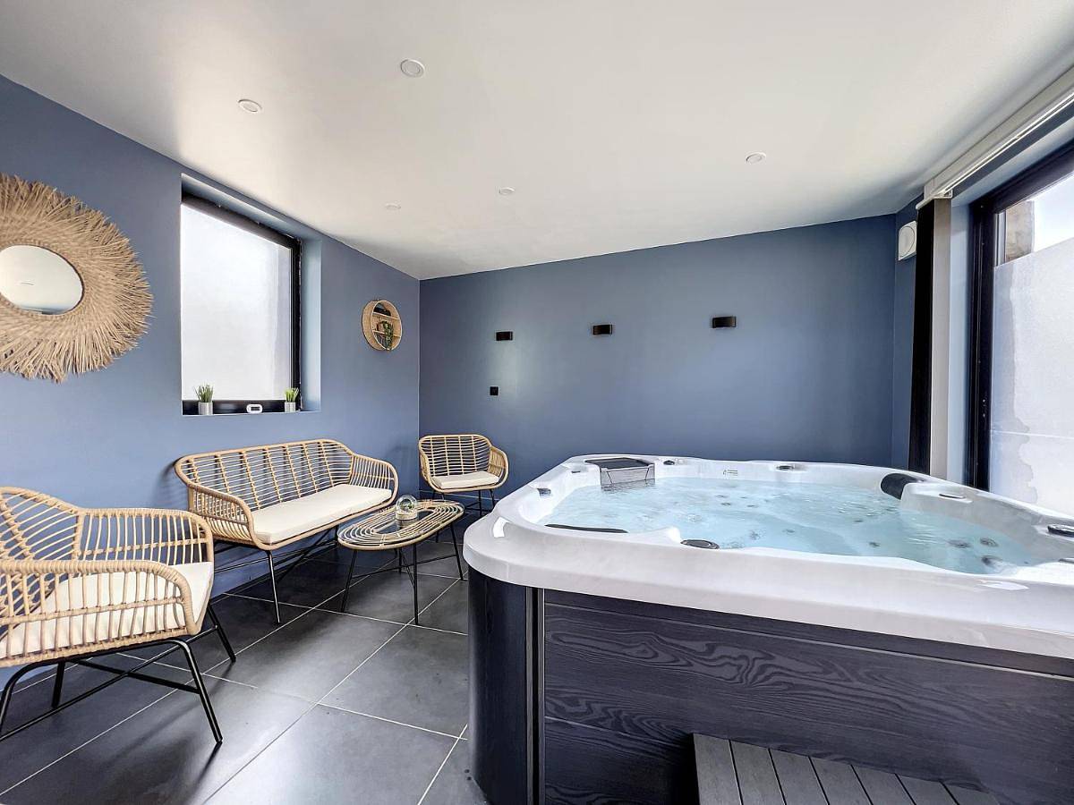 Suite with Hot Tub in Région de Rouen