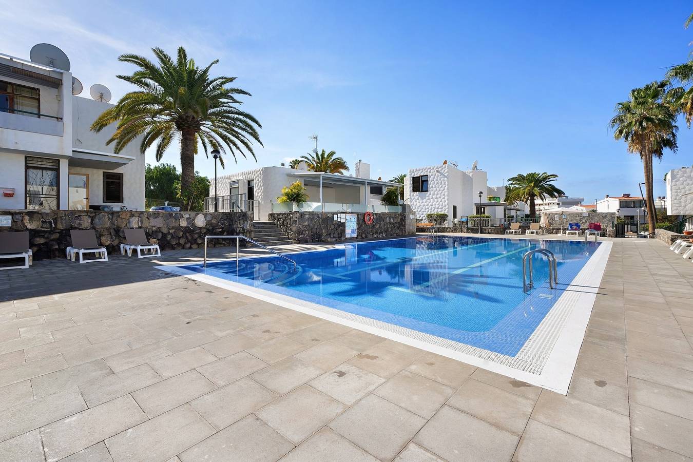 Geheel appartement, Vakantie Appartement "Bungamerica272" met Gedeeld Zwembad, Privé Terras & Wifi in Playa de Troya, Adeje