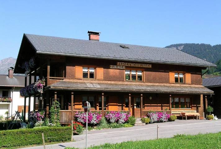 Ferienwohnung für 10 Personen, mit Terrasse und Garten sowie Ausblick in Schoppernau - 2
