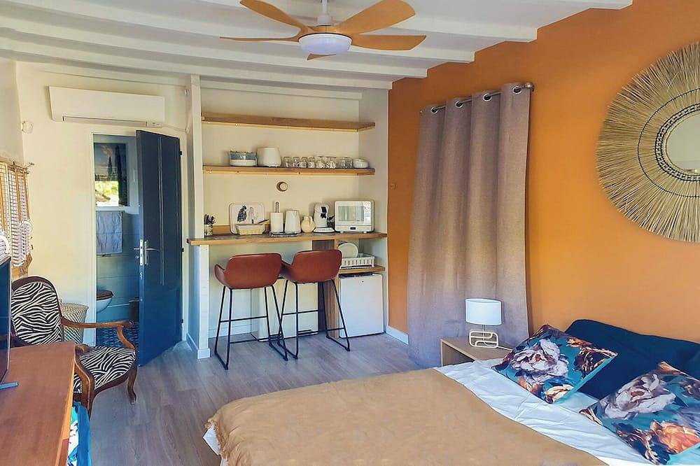 Le Goëland, chambre hôtes proche plage, jardin, petit déj, kitchenette, piscine in Les Lecques, Saint-Cyr-sur-Mer