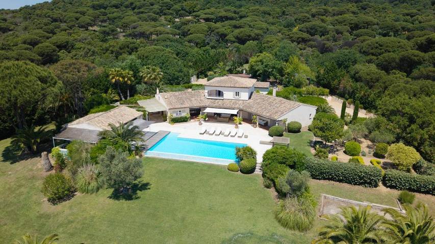 Villa voor 16 personen, with uitzicht and zwembad as well as terras, met huisdier in Ramatuelle