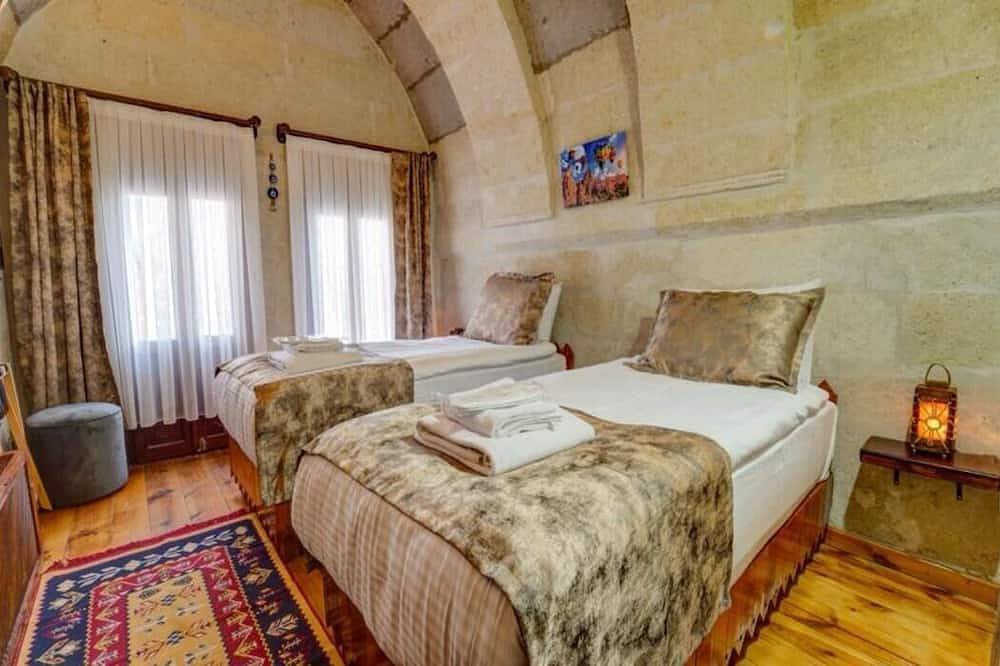 Family Cave Room with Terrace & Balloon View in Uçhisar, Nevşehir