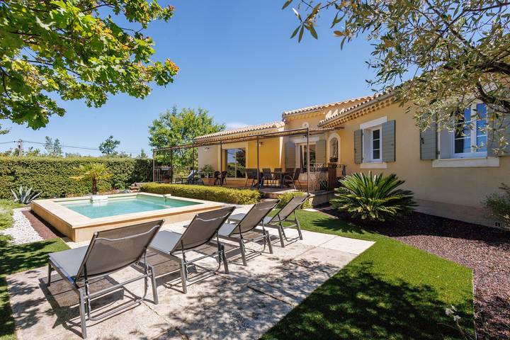 Location de vacances pour 6 personnes, avec Terrasse ainsi que Jardin et Piscine à Rousset-les-Vignes