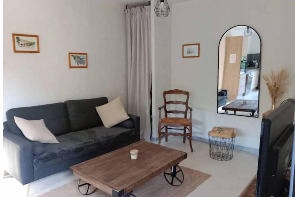 Small house with wooded garden in Collias, Nimes und Umgebung