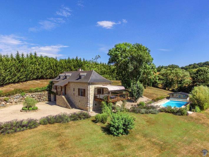 Villa pour 8 personnes, avec piscine et jardin, adapté aux familles dans l' Aveyron