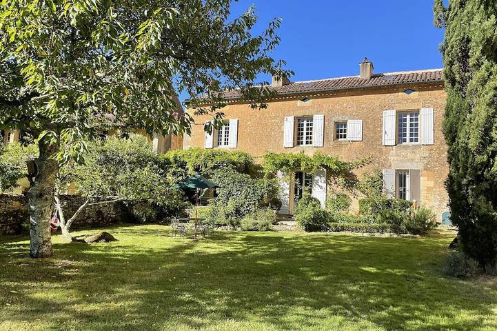 Location de vacances pour 12 personnes, avec jardin à Sainte-Alvère