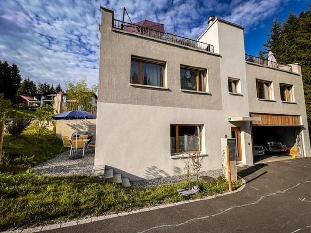 Ferienwohnung für 4 Personen, mit Terrasse und Garten sowie Ausblick in Valbella
