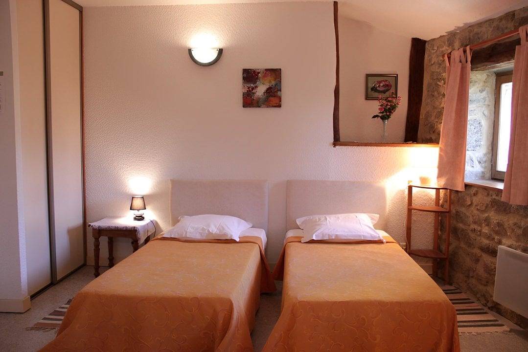 Bienvenue chez Michel Girard - Chambre 1 Familiale in Saint-Victor-Montvianeix, Parc Naturel Régional Livradois-Forez