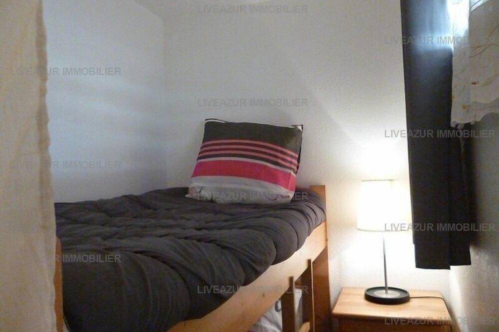 Entire apartment, Studio with terrace in residence with swimming pool for 4 in Sanary-sur-Mer, Toulon region