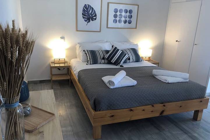 Geheel appartement, Zen Studio 2 min from the beach with a spacious veranda, free WiFi, and A/C. in Rethymno (City), Rethymno en omgeving