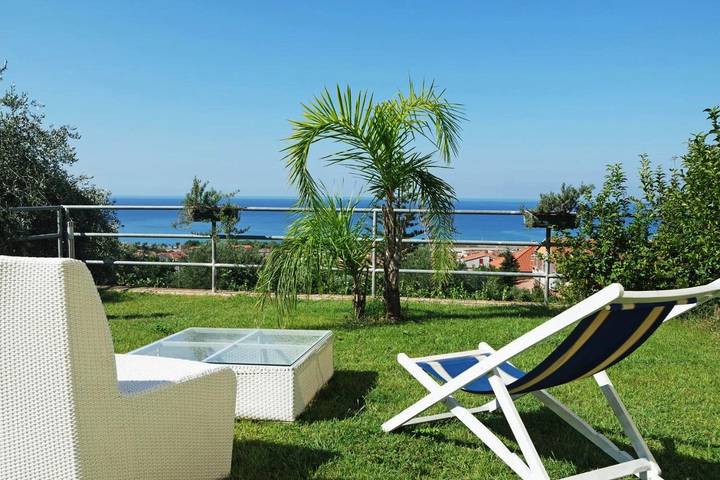 Ferienwohnung für 4 Personen, mit Balkon und Terrasse sowie Garten und Ausblick in Marina di Ascea