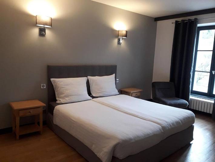 Hôtel pour 2 personnes, avec Terrasse ainsi que Jardin et Piscine à GY