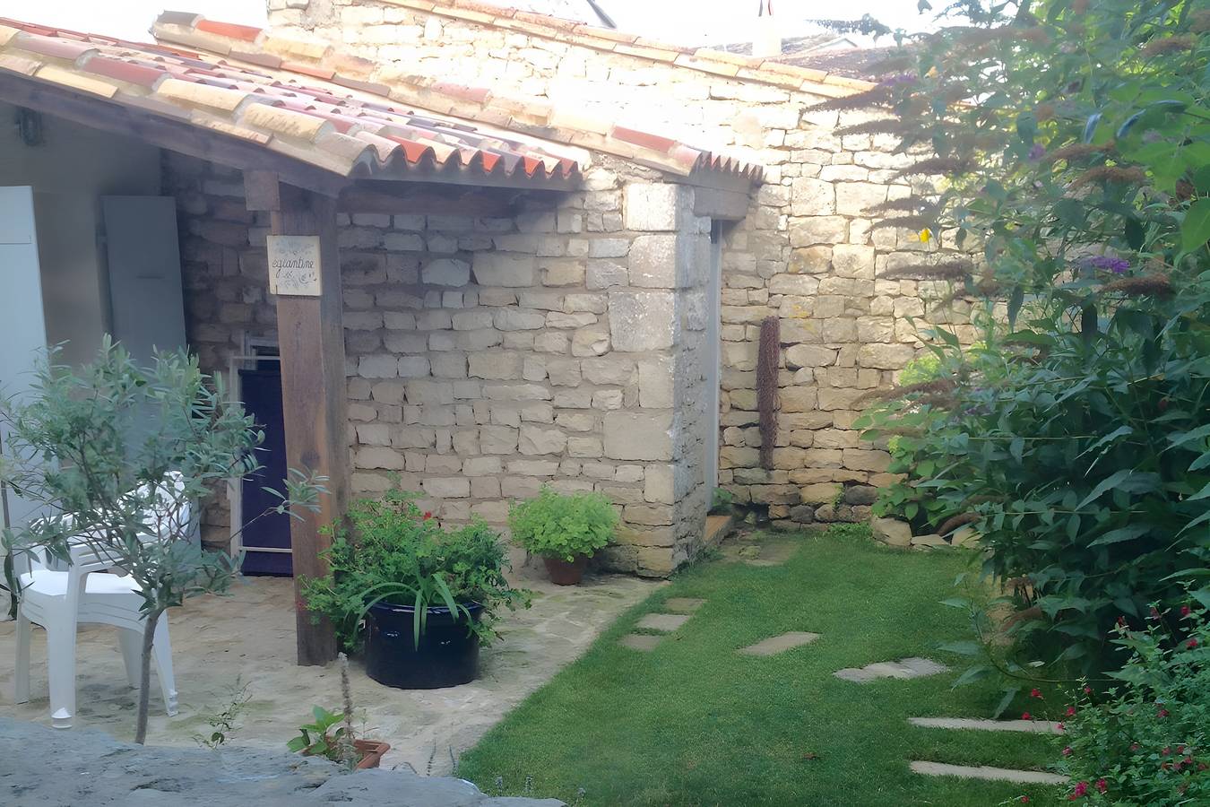 « Maison De Pays Églantine » avec terrasse, jardin privés et Wi-Fi in Sainte-Marie-de-Ré, Île de Ré