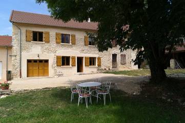 Gîte pour 5 personnes, avec jardin et terrasse dans l' Isère