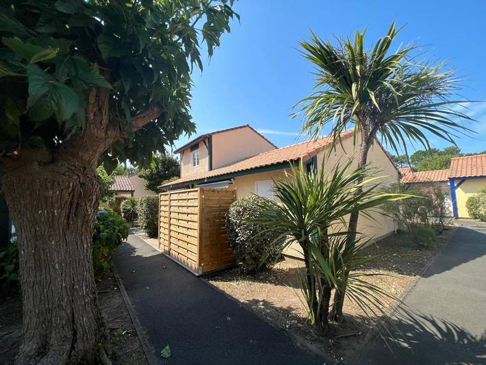 Appartement de vacances pour 5 personnes, avec bassin pour enfant ainsi que piscine et terrasse