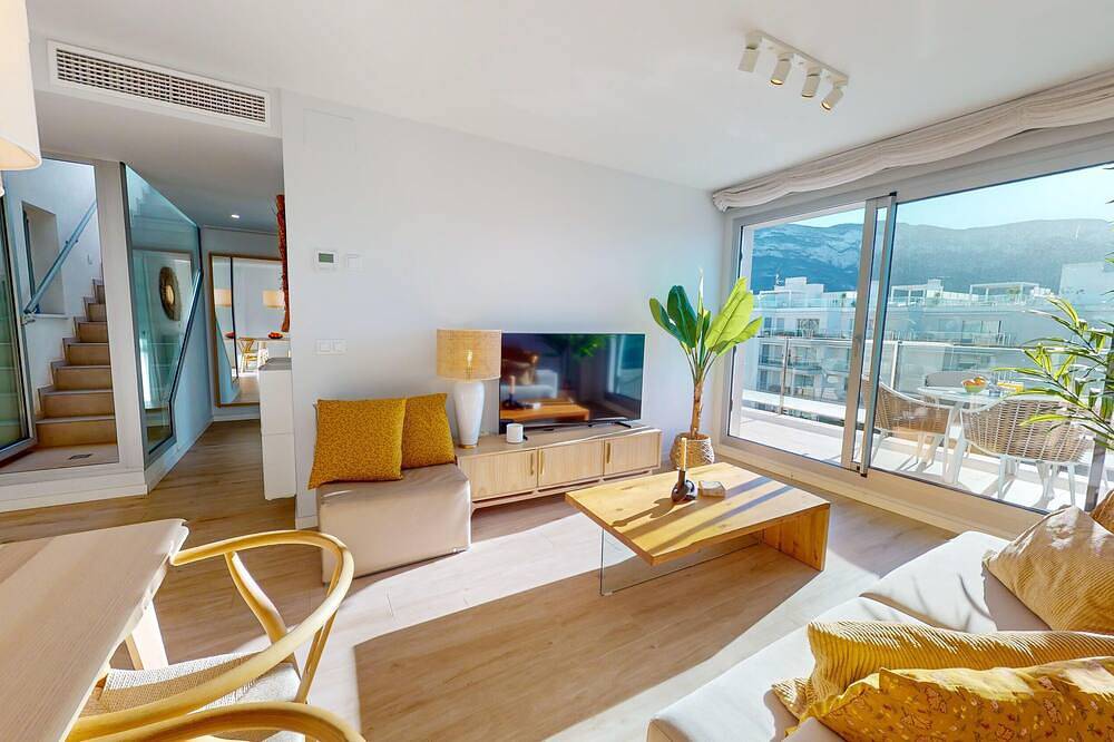 Penthouse with large terrace, Wifi, A/C, garage, swimming pool, gym. Walking distance to beach and centre. in Montgo, Dénia