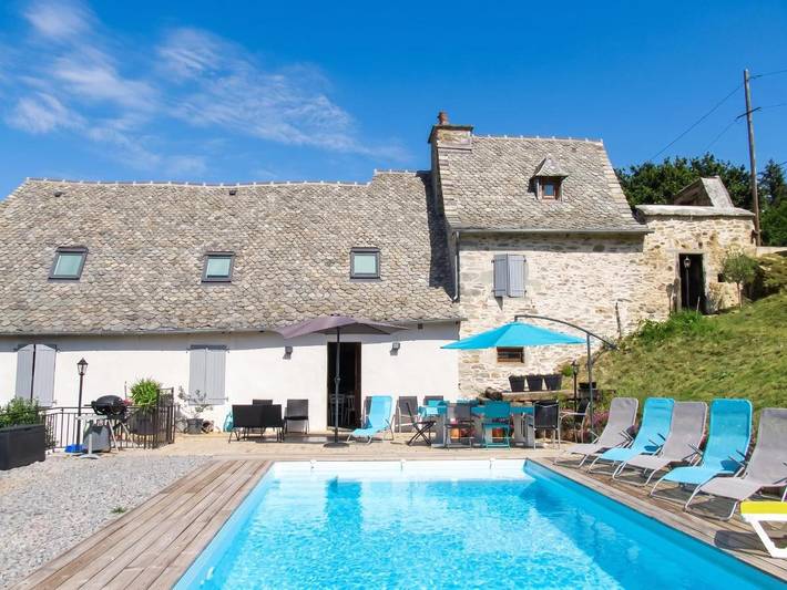 Location de vacances pour 12 personnes, avec Terrasse ainsi que Jardin et Piscine à Vieillevie