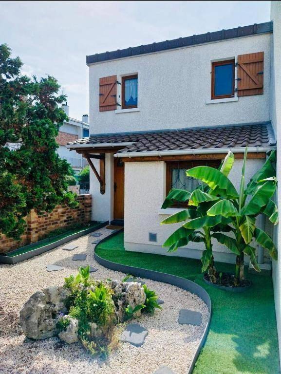 Appartement entier, Havre de Paix avec Jardin privatif et Parking Gratuit à 15 min de Versailles in Montigny-le-Bretonneux, Yvelines