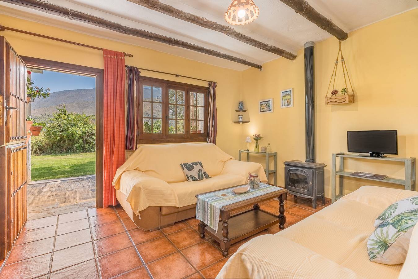 Landhaus 'Lavanda' mit Bergblick, Gemeinschaftspool und Wi-Fi in Órgiva, Granada Provinz