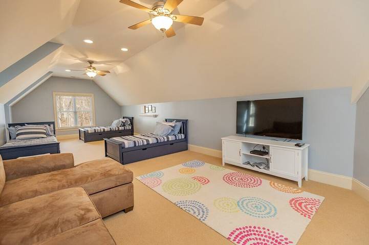 Vacation rental for 20 people, with hot tub and yard in Lake Gaston