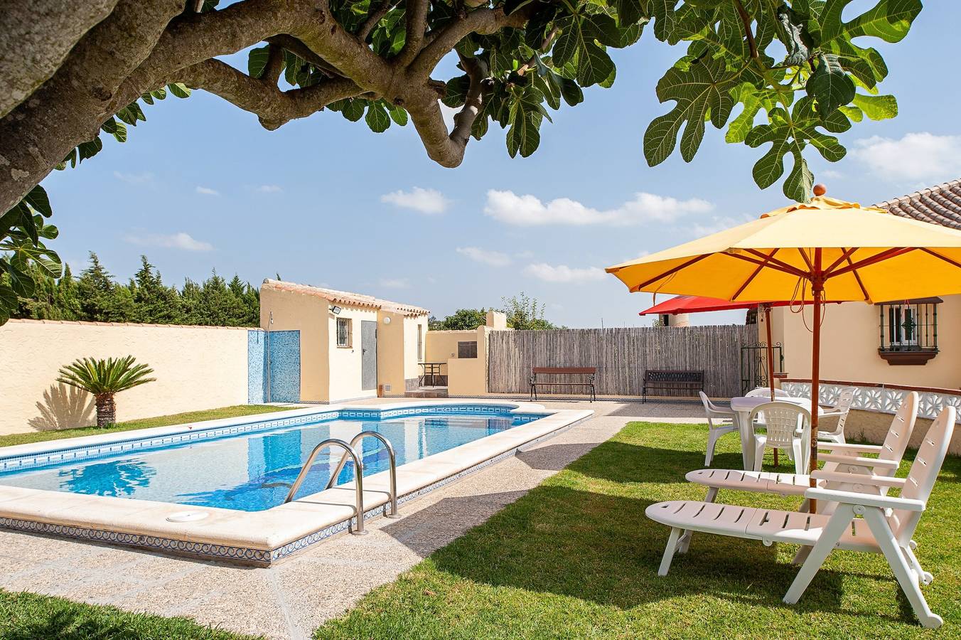 Ruhiges Haus "Camino del Pozo La Boyal" in der Nähe des Stadtzentrums mit Pool und Rasenfläche in Pago del Humo, Chiclana de la Frontera
