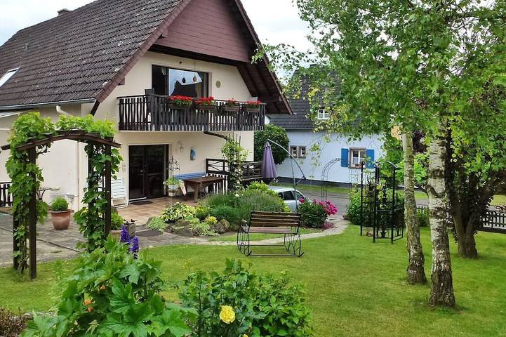 Ferienwohnung für 2 Personen, mit Whirlpool und Terrasse sowie Garten in Lissendorf