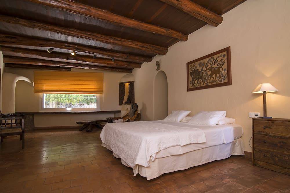 Spacious villa with amazing sea views . 150 meters from the beach in Siesta, Santa Eulària des Riu