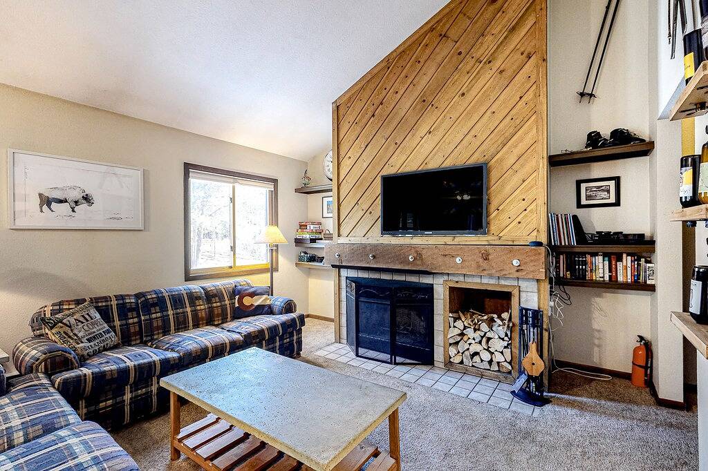 Ganze Wohnung, Cozy Ski Condo w/ Fast Wifi & a Wood-Burning Fireplace - Walk to the Lifts in Arapahoe Basin