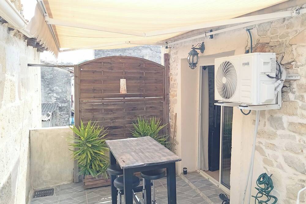 18th century stone village house with terrace, 15 minutes from the beach in Marsillargues, Côte d'Améthyste